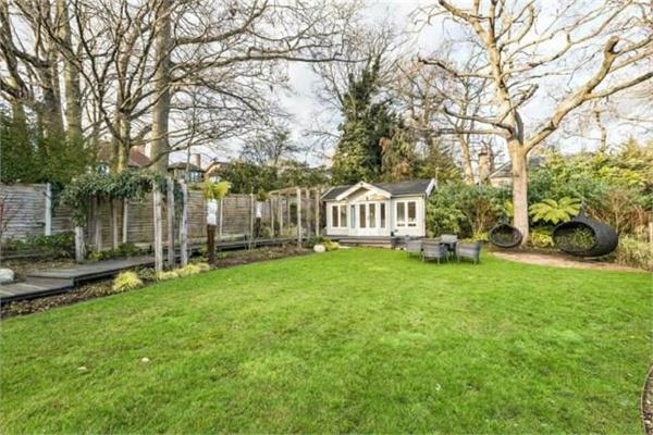 5 bed property in Harmsworth Way, Totteridge, N20, Totteridge, N20